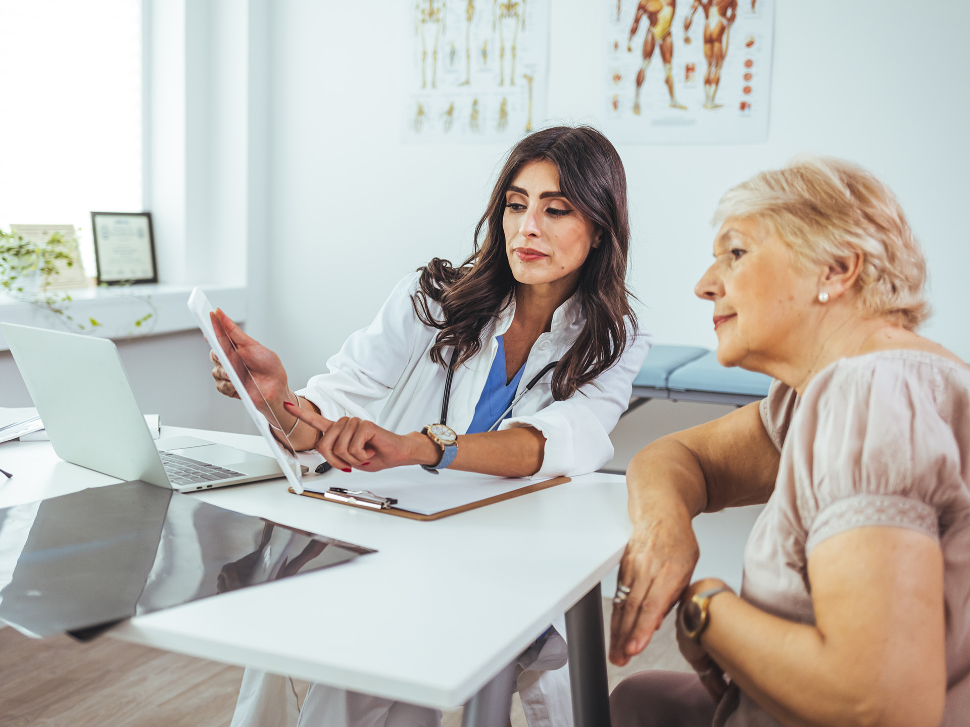 Ärztin, Patientin, Behandlung, Tablet, Therapieplan