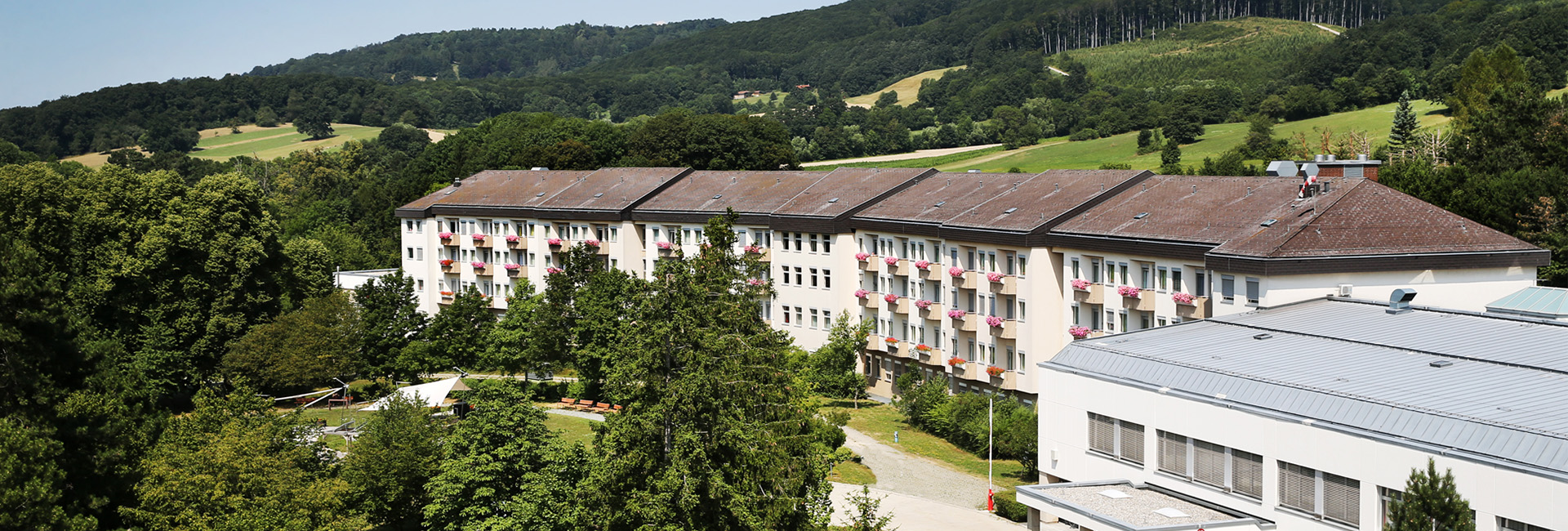 Reha-Zentrum Laab im Walde - Außenansicht mit Park